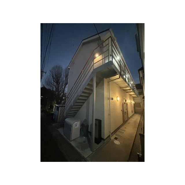 夕暮れ時ライトアップされた外観