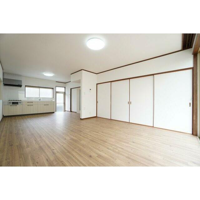 16帖LDK。ダイニングと洋室を繋げました♪クロス・床の張替を行っています！