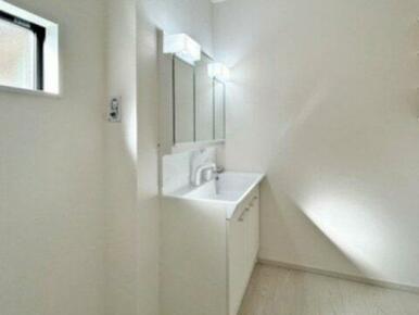 独立洗面台は、三面鏡付で朝の身支度も困りません。※施工例