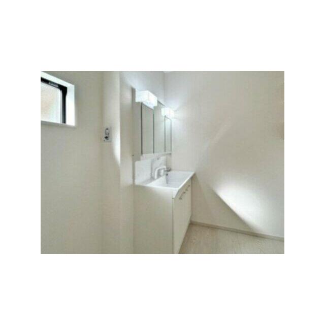 独立洗面台は、三面鏡付で朝の身支度も困りません。※施工例