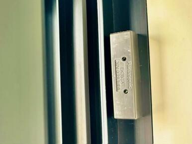 玄関・バルコニーサッシにマグネットセンサー付きでセキュリティー充実サッシは複合ガラスで防音、断熱効果