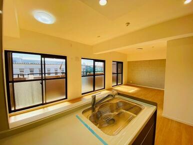 キッチンからリビングの様子を見ることができます。