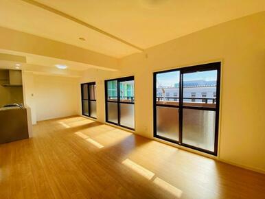 「LDK」南向きの窓から採光が取れます。