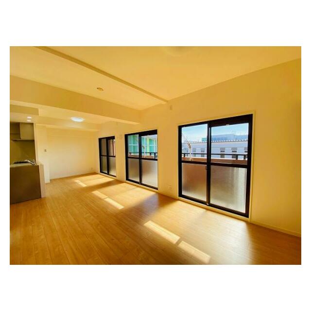 「LDK」南向きの窓から採光が取れます。