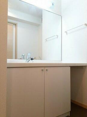 明るい洗面所です