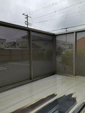 暖かな日差しのふりそそぐバルコニー