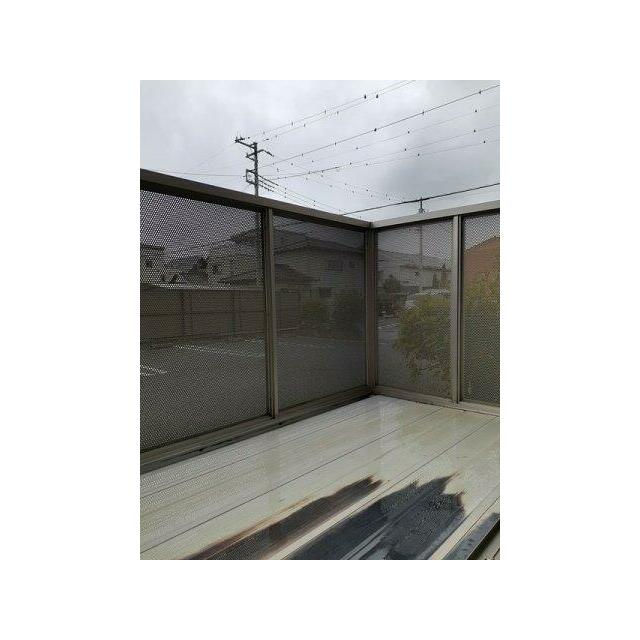 暖かな日差しのふりそそぐバルコニー