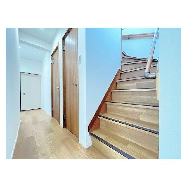 「1階廊下」階段に手すりがあります。