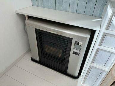 暖房は灯油FF式ストーブ。