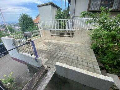 お庭の使い方はあなた次第。お子さんの遊び場にしたり、趣味のものを置く場所にしたり。休日にはBBQをす