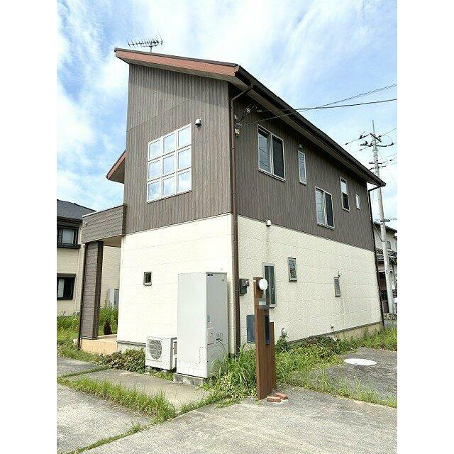 温かみのある外観で、こだわりの詰まったお洒落な住宅です♪