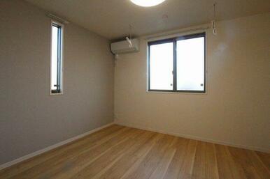 洋室にはエアコンが設置されています。