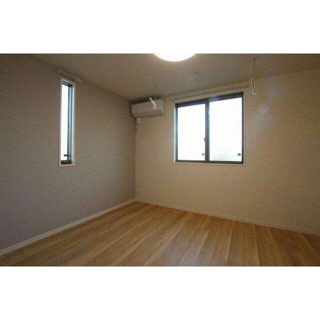 洋室にはエアコンが設置されています。