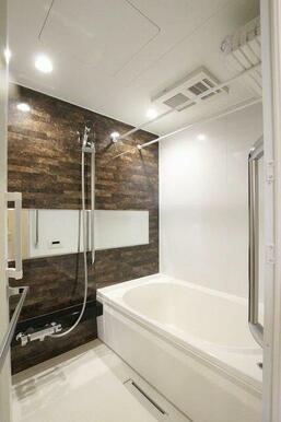 浴室は浴室暖房乾燥機つきです。外出時の洗濯物がこちらで干せます。