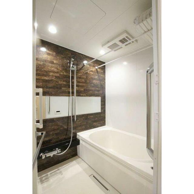 浴室は浴室暖房乾燥機つきです。外出時の洗濯物がこちらで干せます。