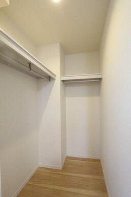 収納量豊富なウォークインクローゼットです。