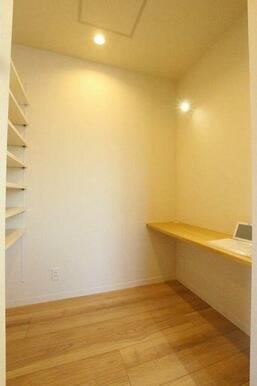 ワークスペースがございます。収納棚もご用意されています。