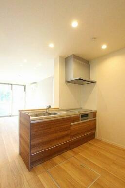 キッチンはＩＨコンロ３口仕様。開放感のあるキッチンです。