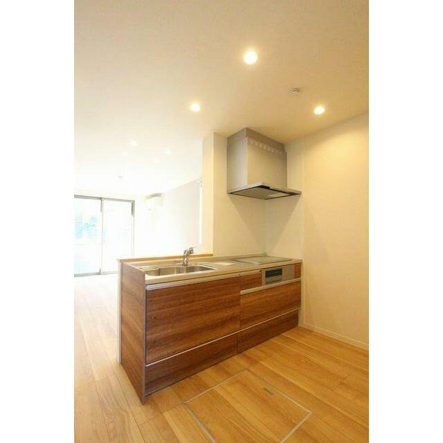 キッチンはＩＨコンロ３口仕様。開放感のあるキッチンです。