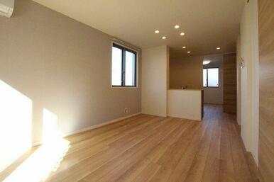 ＜ＬＤＫ＞バルコニー側より撮影。新生活はシャーメゾンでお過ごし下さい。