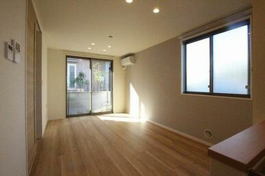 ＜ＬＤＫ＞キッチン側より撮影。ゆったりとした広さがあるリビングになっています。