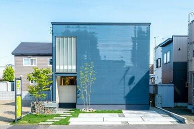 外壁は鏡面仕上げのタイルを採用し、季節・時間帯により違った表情を表します。