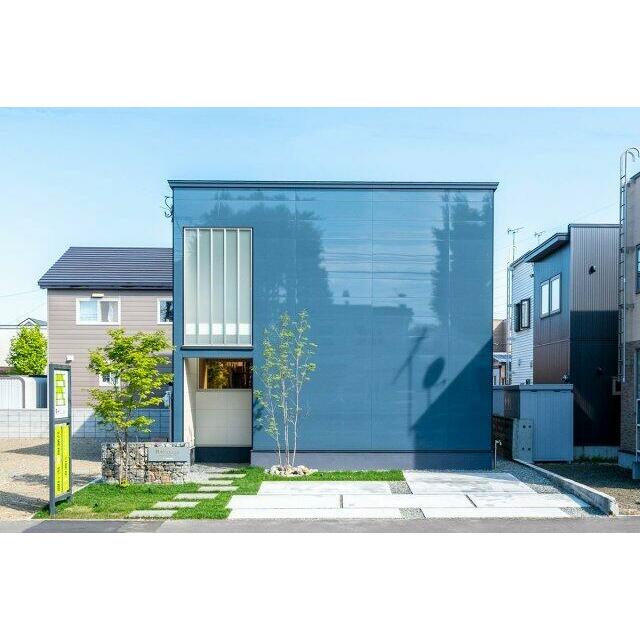 外壁は鏡面仕上げのタイルを採用し、季節・時間帯により違った表情を表します。