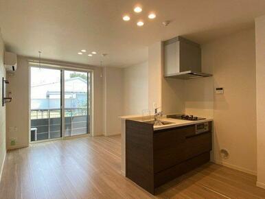 【ＬＤＫ１０．５帖】吊戸棚のないオープンカウンターキッチンを配したリビング＆ダイニングは、開放感が…