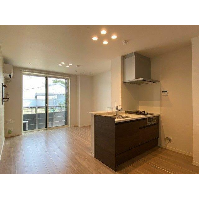 【ＬＤＫ１０．５帖】吊戸棚のないオープンカウンターキッチンを配したリビング＆ダイニングは、開放感が…