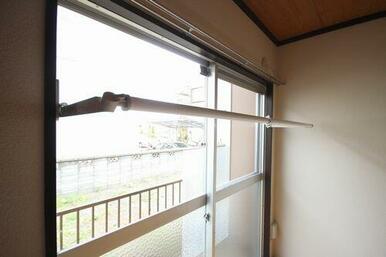 室内物干しの設置があるため、雨の日でも洗濯物を干すことが可能です。