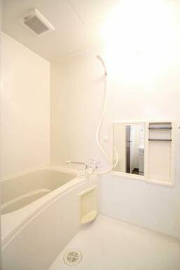 浴室にはミラーがございます