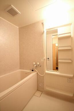 浴室にはミラーがございます