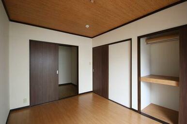 洋室５．６帖　収納