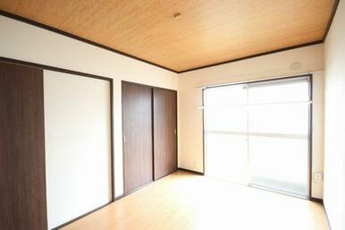 洋室５．６帖　収納スペースがございます