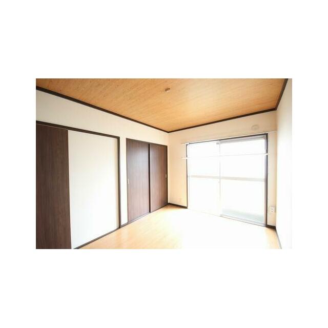 洋室５．６帖　収納スペースがございます