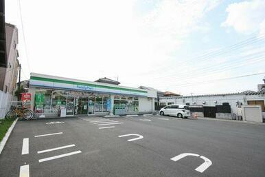 【ファミリーマート】徒歩３分（２４０ｍ）。急なお買い物も２４時間なら安心ですね！