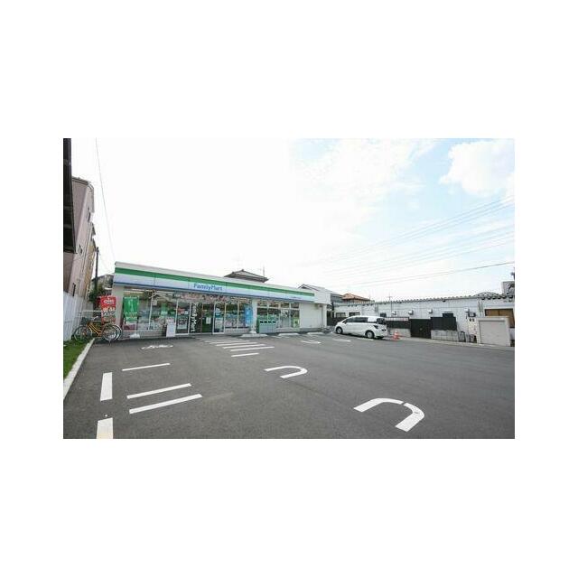 【ファミリーマート】徒歩３分（２４０ｍ）。急なお買い物も２４時間なら安心ですね！