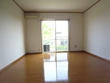 ちょっと広めの居室なのでゆったりできますね。他号室参考写真