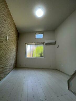 上部に窓があるので採光量も増えます（※写真は102号室のもの）