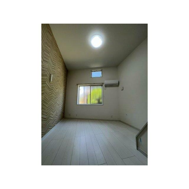 上部に窓があるので採光量も増えます（※写真は102号室のもの）