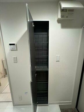 シューズクローゼットも単身者には充分な収納量（※写真は102号室のもの）
