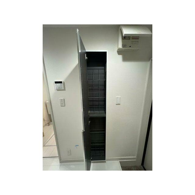 シューズクローゼットも単身者には充分な収納量（※写真は102号室のもの）