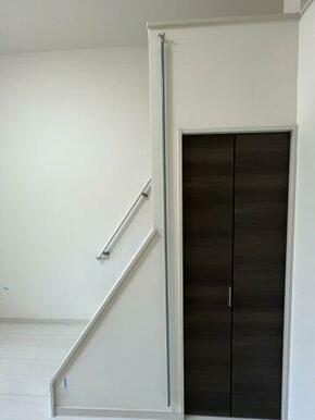 階段下にも収納あります（※写真は102号室のもの）