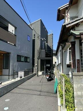 専用通路の奥に物件があります