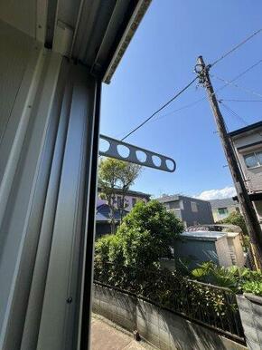 外干し用の物干し付きです（写真は102号室のもの）