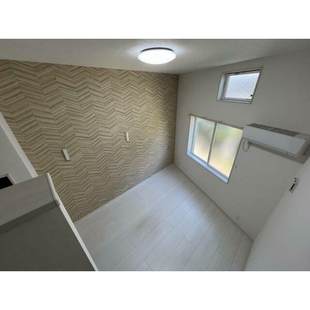 階段から室内を望む（※写真は102号室のもの）