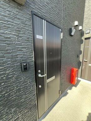 シックなデザインのドア