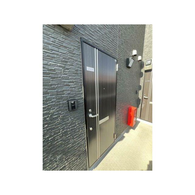 シックなデザインのドア