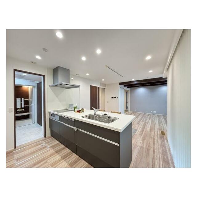 【キッチン】リビング全体を見渡せるシステムキッチンで、家族との会話も弾みます。洗面所へもスムーズにアクセスできる回遊動線を採用。IHコンロ＆オール電化で、快適かつ安心な暮らしをサポートします。