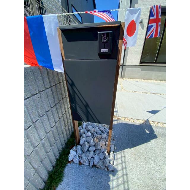 スタイリッシュな機能門柱は大型宅配BOX付
